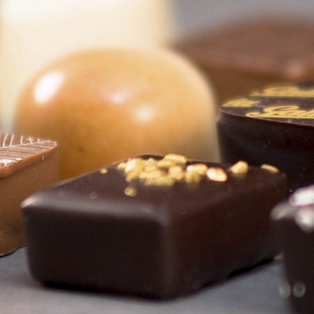Detalle de los bombones artesanos de chocolate para comprar online de Pastelería Galicia, en Valladolid