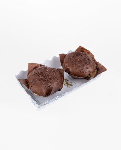 Bandeja con dos mojicones o grandes magdalenas con cobertura y relleno de chocolate gourmet para comprar online