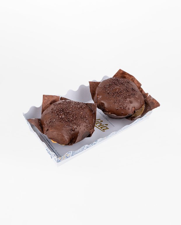Bandeja con dos mojicones o grandes magdalenas con cobertura y relleno de chocolate gourmet para comprar online