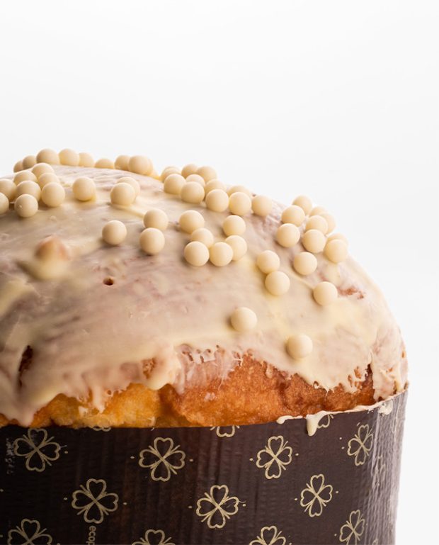 Detalle de la cobertura del panettone gourmet de fruta de la pasión y chocolate blanco artesano de Pastelería Galicia, en Valladolid