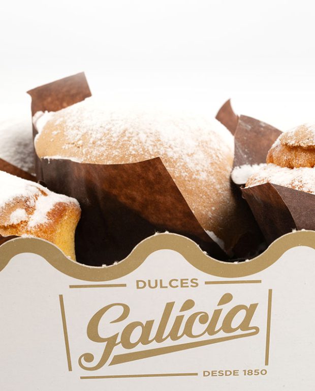 Detalle de bandeja de grandes magdalenas o mojicones con logotipo de Pastelería Galicia en tienda online