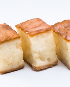 Detalle de los tiernos canelos o bizcochos artesanos, dulces gourmet en la tienda online de Pastelería Galicia de Tordesillas