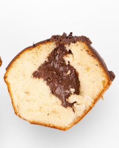 Detalle del relleno de cacao de primera calidad de los mojicones de chocolate gourmet para comprar online