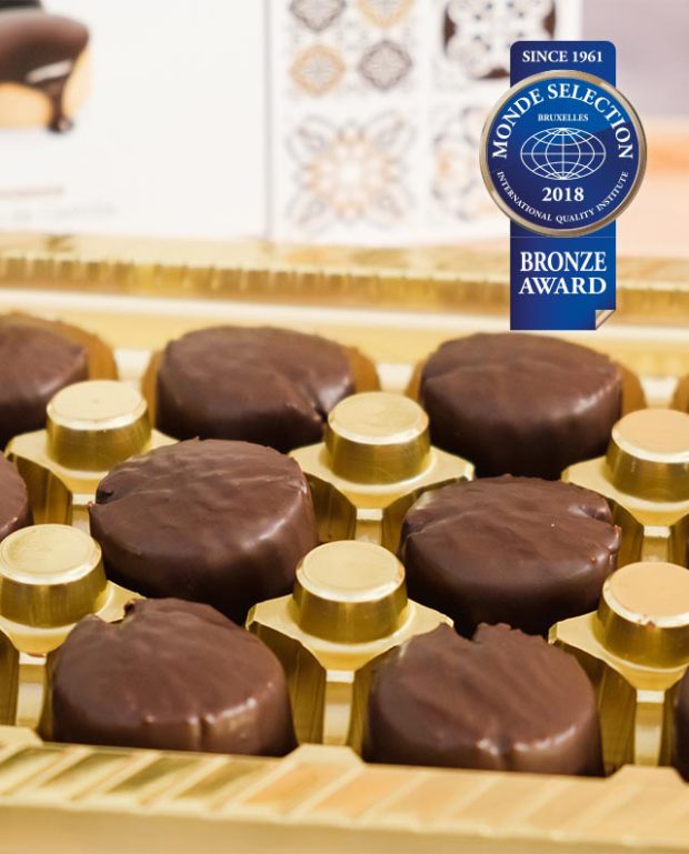 Primer plano de pastas mantecados premiados por Monde Selection, Toritos de Dulces El Toro de Pastelería Galicia, en Valladolid