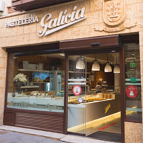 Fachada de la confitería artesanal y centenaria de Pastelería Galicia, con tienda online de Dulces El Toro, en Tordesillas, Valladolid