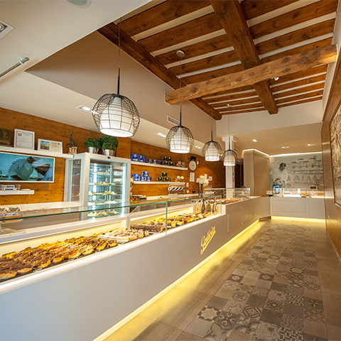 Vista general del interior de Pastelería Galicia, con tienda online de productos de Dulces El Toro, en Tordesillas, Valladolid