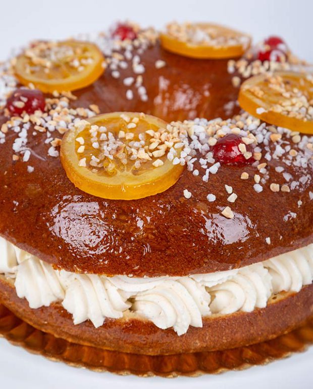 Detalle del Roscón de Reyes relleno de nata de Pastelería Galicia en Tordesillas