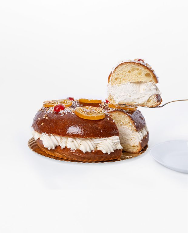 Detalle del corte tierno del Roscón de Reyes relleno de nata para encargar en Valladolid y Tordesillas